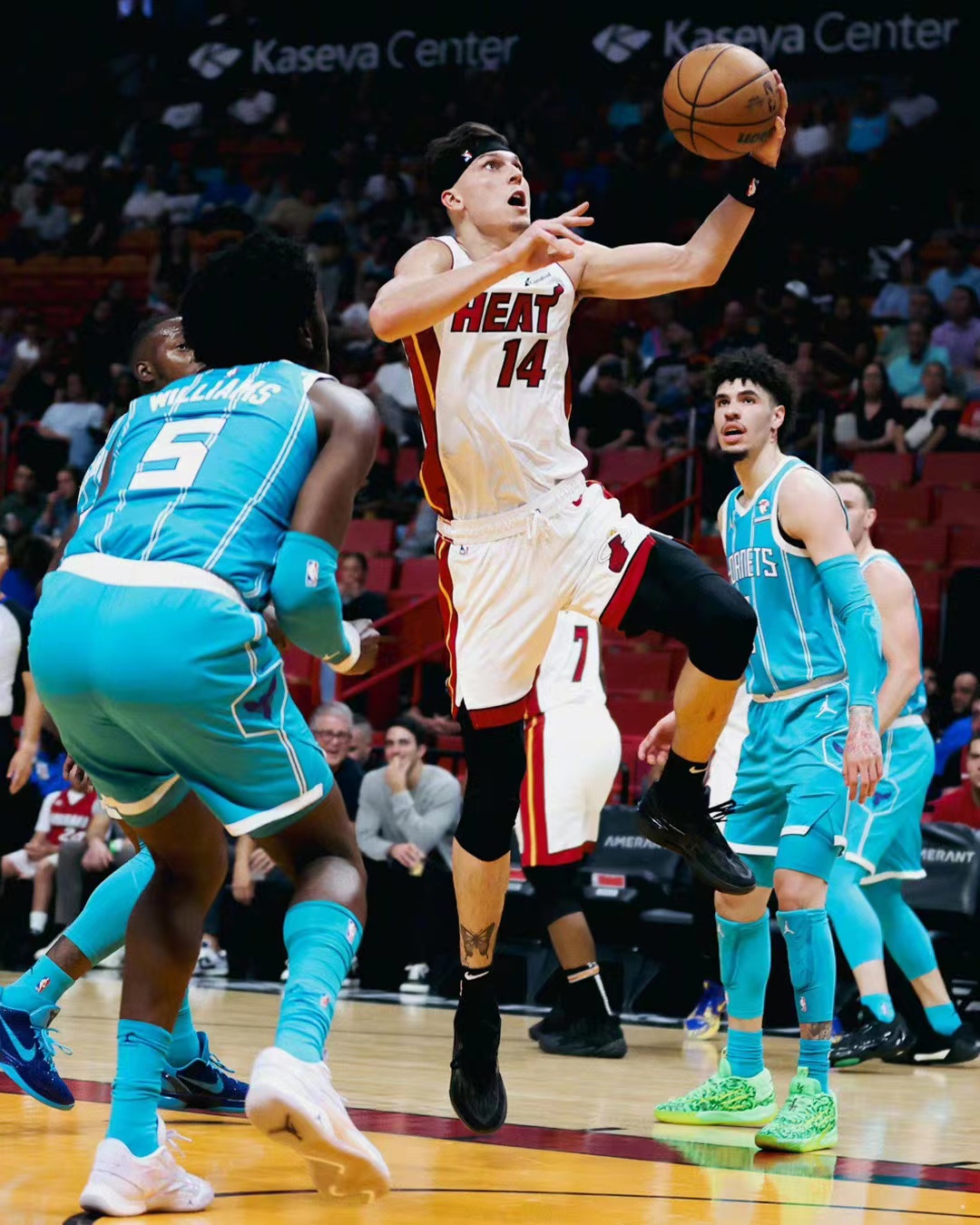 I 2023-24 NBA preseason besejrede Heat Hornets 113-109